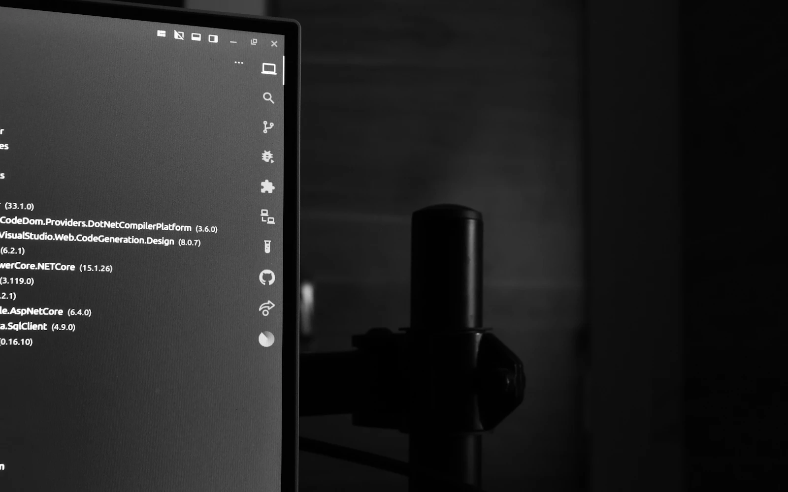 Monitor yang menampilkan kode aplikasi