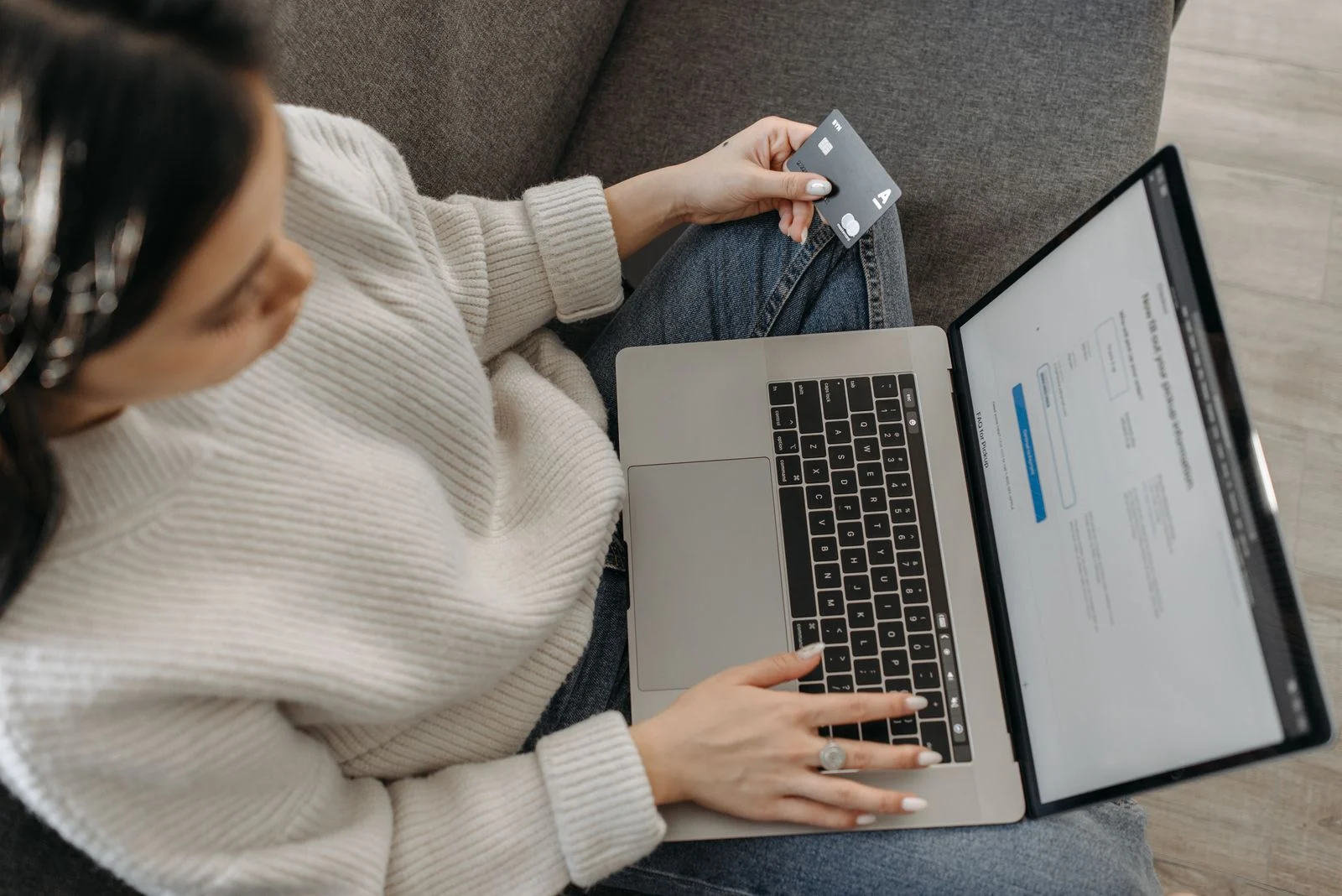 Pelanggan menyiapkan kartu pembayaran saat mengisi checkout di laptop